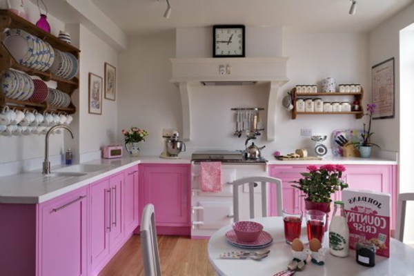 Zidni ukras - bijeli ružičasti ormarići u kuhinji