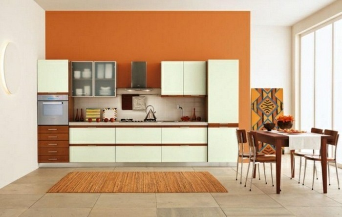 кухня-магнолия-огледало-привлекателна-оранжев стена