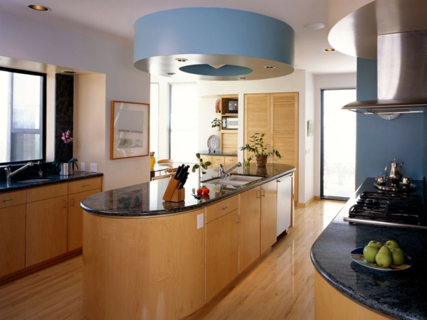 éléments bleus dans une cuisine moderne avec îlot de cuisson