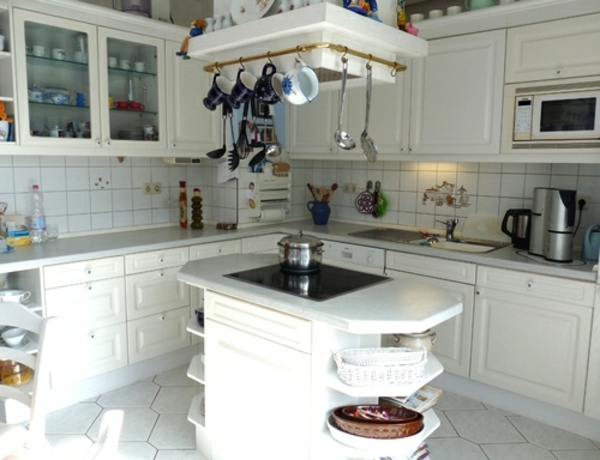 кухня-с-малките островни-и-много-бели шкафове-и-рафтове