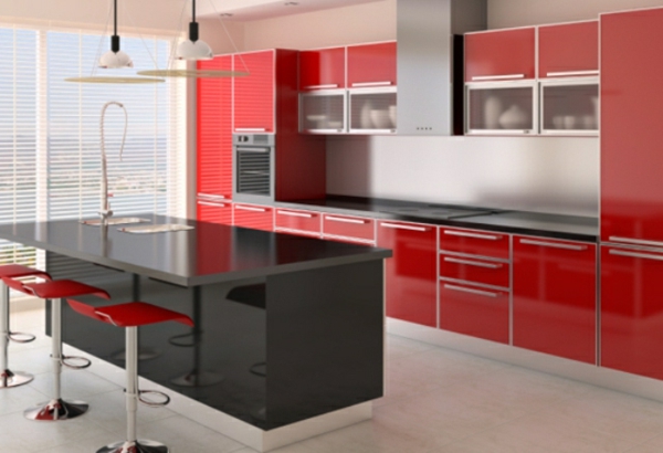 луксозна кухня с черен кухненски остров и червени шкафове