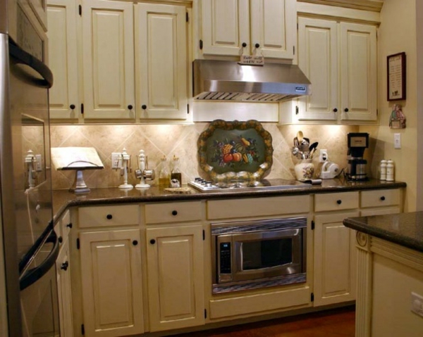 kuhinja-rustikalni-francuski dizajn ormarića u bijeloj boji