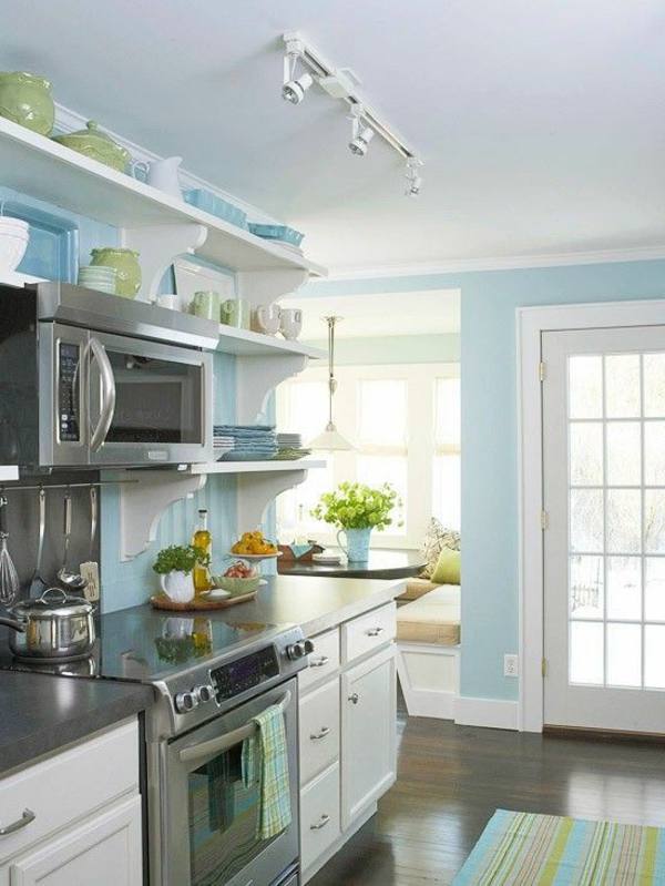 бяло и ярко синьо за кухнята - красива цветова схема