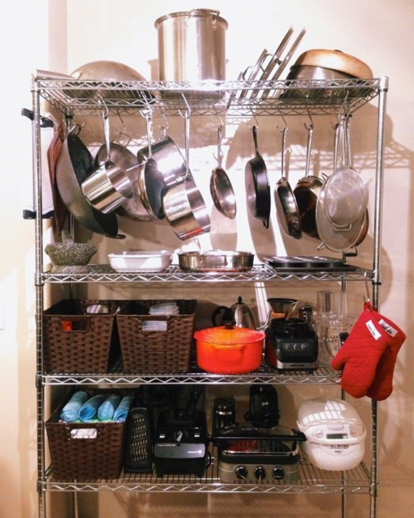 الكثير من الأطباق على الرفوف السلكية في المطبخ