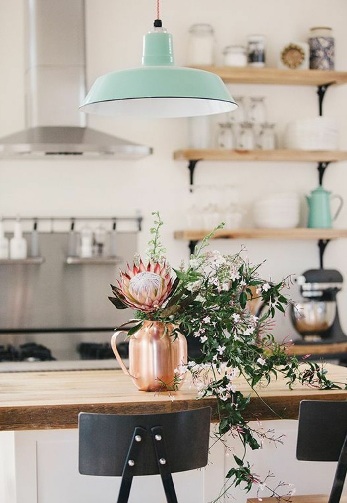 kuhinja dekoracija Wood pećnica police vaza-lampa-cvijeće-asporator stol-glasses-