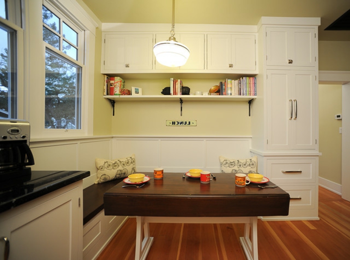 cocina de esquina banca-en-blanco-hermoso color marrón-y-cocina-mesa