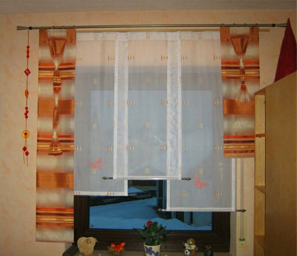厨房窗帘想法橙色细微差别 - 在米黄色的墙壁