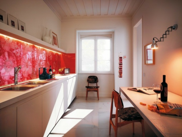 кухня дизайн с червено огледало кухня като акцент в кухнята