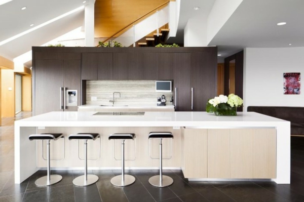 бяла кухненска стена и кафяви кухненски шкафове