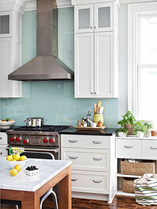 Кухненска маса в светлосини и бели кухненски шкафове