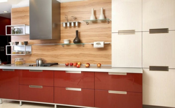 дървена кухненска стена и червени шкафове