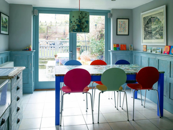 cocina de mesa-y-sillas-colorido-modelos-pequeña cocina