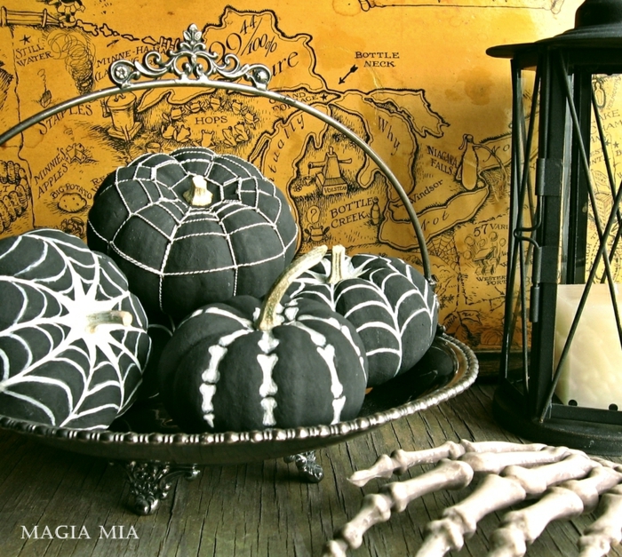 Χρωματίστε κολοκύθες μαύρο, πέτρες αράχνης και τα οστά ρεκόρ, δροσερές ιδέες για αποκριές διακόσμηση