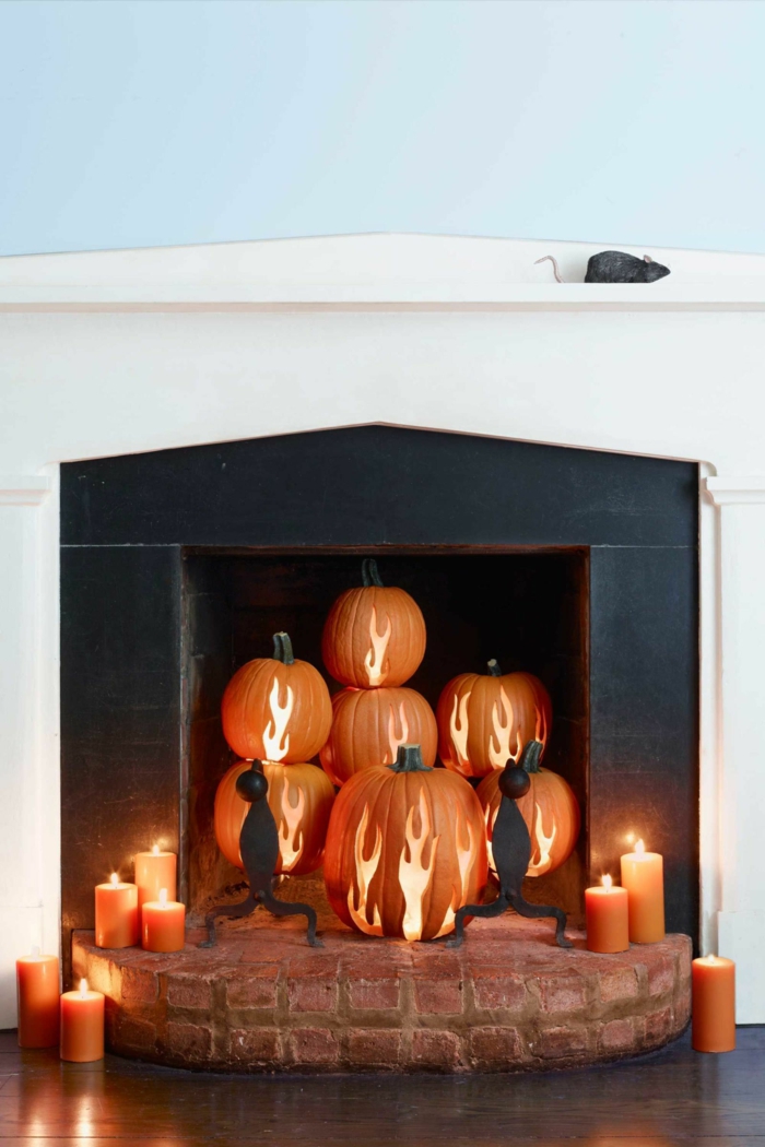 Carving sütőtök, díszítő kandalló, kis fekete egér, hűvös Halloween dekorációs ötletek