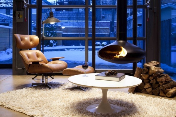 poêle-suspendu-super-agréable-une chaise en cuir et une table à côté