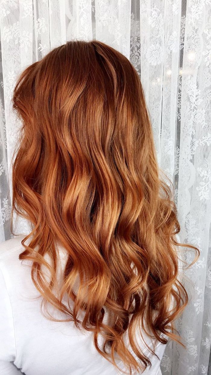 karamelna kosa, žena s srednjom duljinom kose karamele, trendovske boje kose