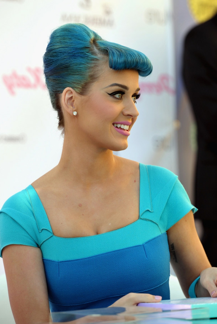 Katy Perry kék hajjal, hűvös öltöny, türkiz, rózsaszín ajkak, szemceruza és szempillaspirál ruha