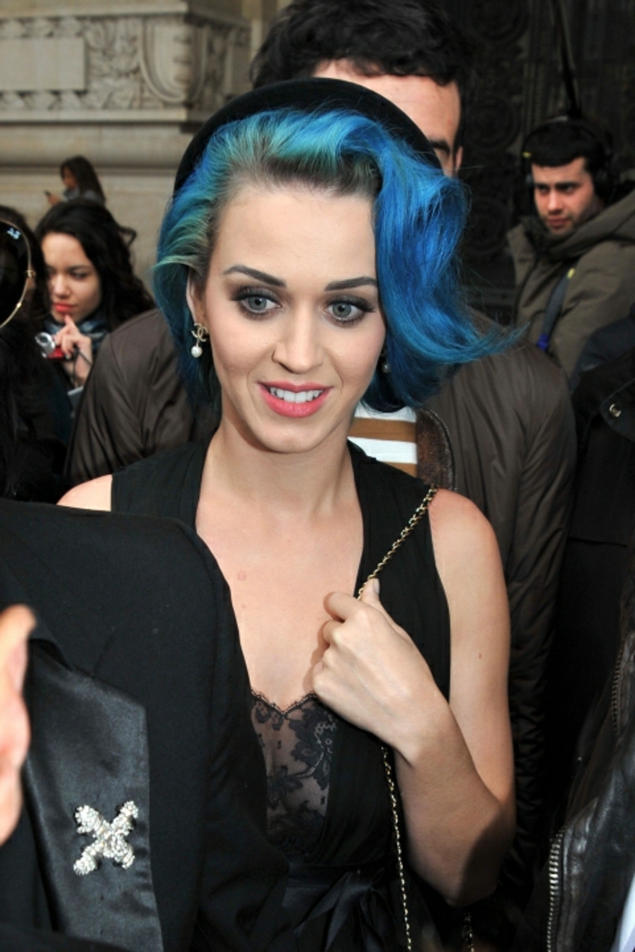 Kék haja és kék szeme, Pozellanteint, rózsaszín ajkak, fekete ruha, Katy Perry