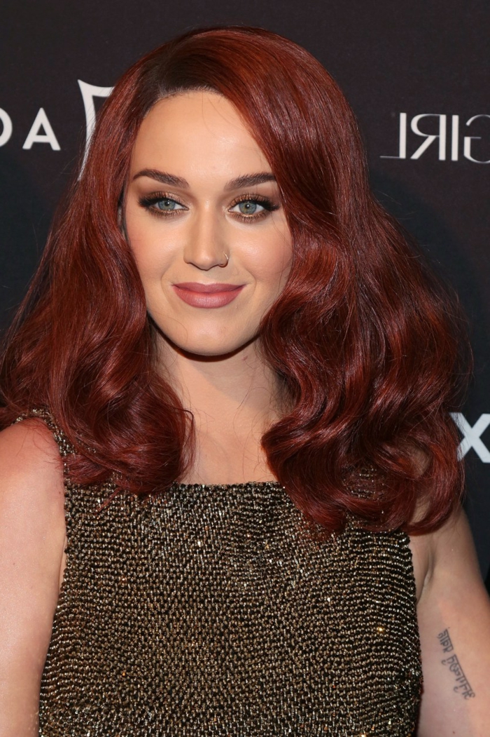 Katy Parry s tamnocrvenom kosom, crvenom kosom i plavim očima - savršen izgled, povremeni make-up