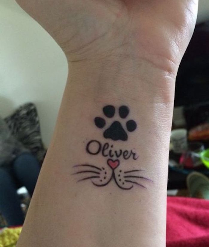 Tässä on hieno ajatus aiheesta kissojen tassut tatuoinnilla ranteessa - sydän, punainen nenän