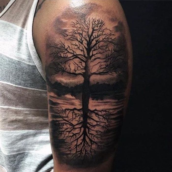 Stablo života Tetovaža na gornjoj ruci stabla života odražava se u vodi