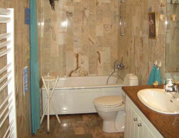 एक सफेद बाथटब के साथ सिरेमिक बाथरूम