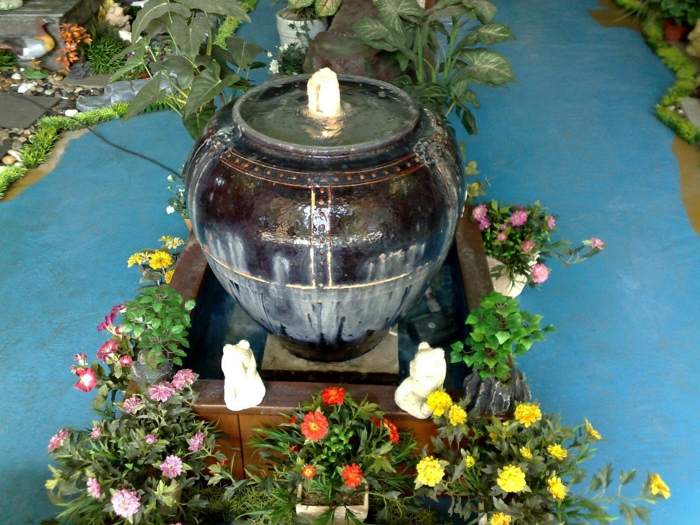 Керамичен съд с вода фонтан градински цветя