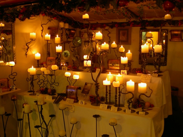 decoración de noche con muchas velas pequeñas y candeleros
