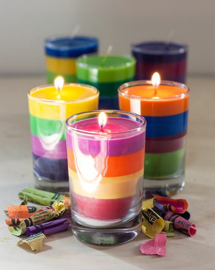 цветни свещи, направени от остатъци от свещи и пастелни моливи