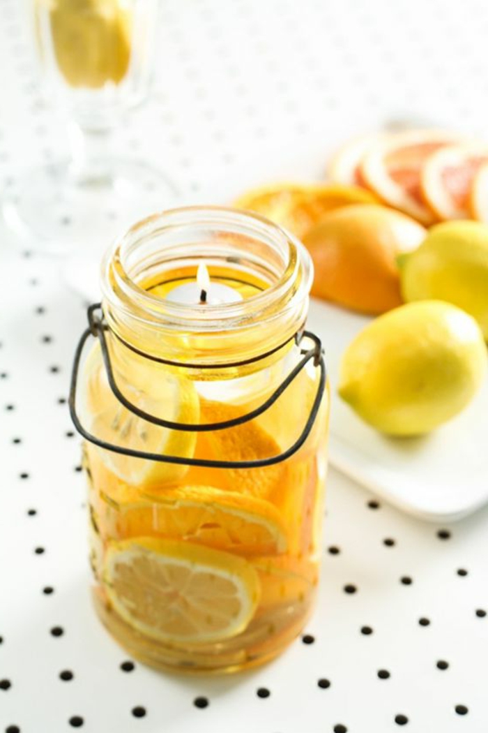 شمعة الهلام ديي مع الليمون ، والحاويات الزجاجية