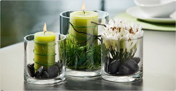 свещи-лук цъфнали цветя стъклени контейнери