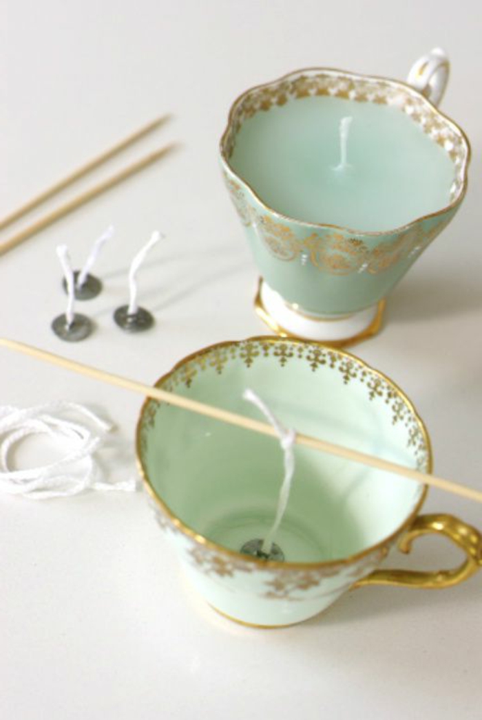 使用带有金色元素的绿茶杯作为烛台