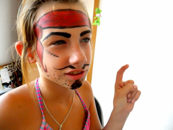 πειρατικό μακιγιάζ - ένα πολύ αστείο κορίτσι