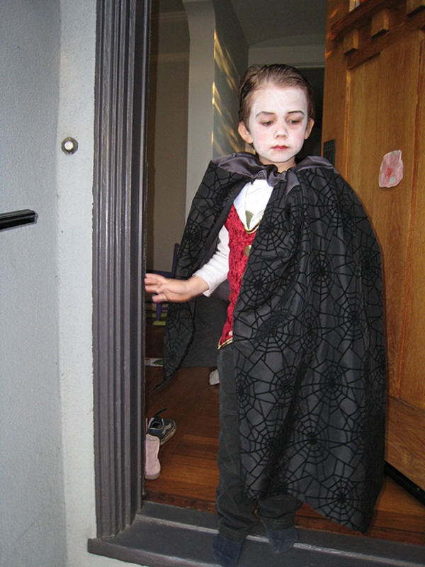 детски вампир грим-и-дресинг-малко момче излиза от къщата