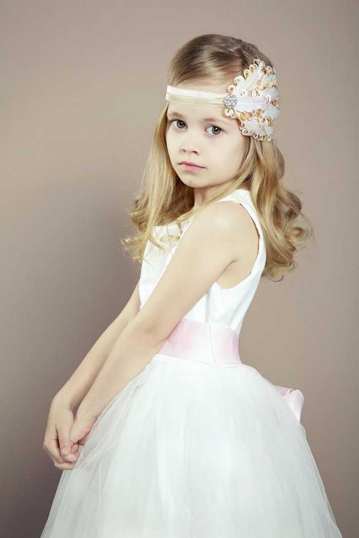 lapsi-kampaus-vaalea-hiukset valkoinen mekko