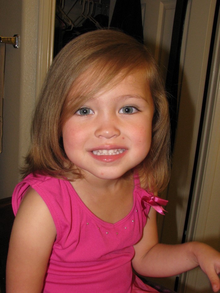 تسريحات الشعر-طفل واحد في في والوردي مع قصيرة شعر فتاة