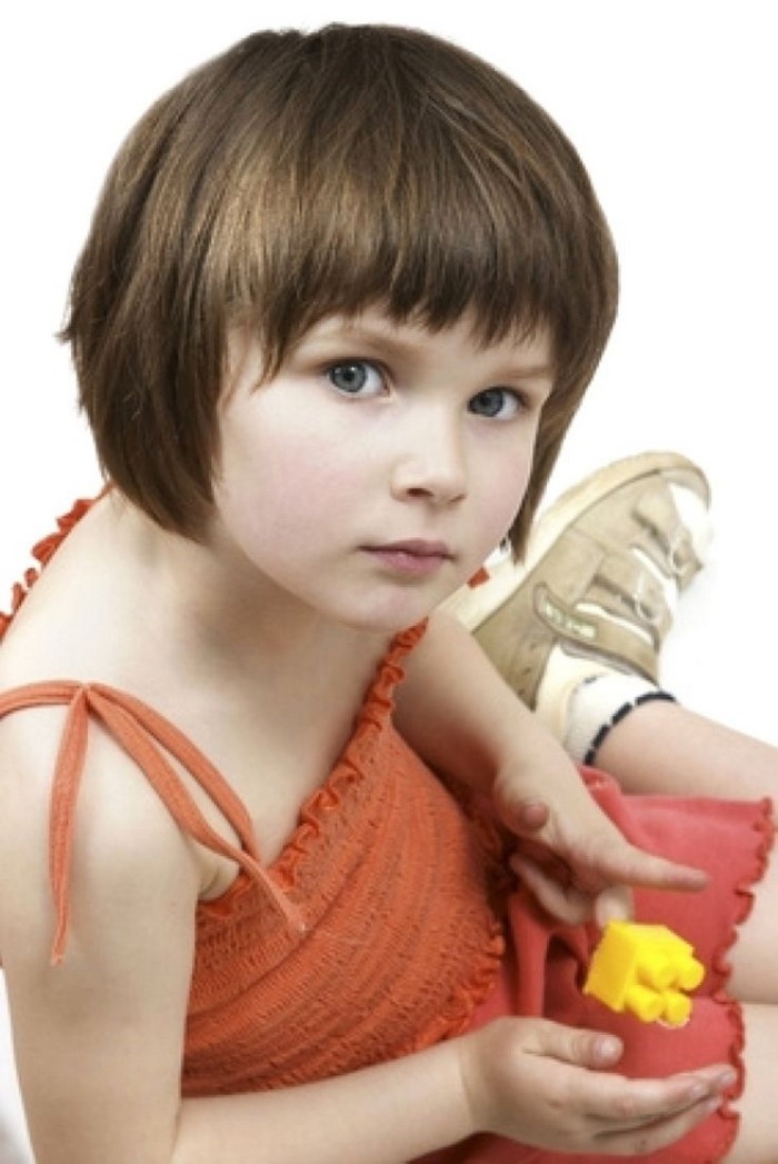 تسريحات الشعر-طفل واحد في-الفتاة مع-أحمر-اللباس