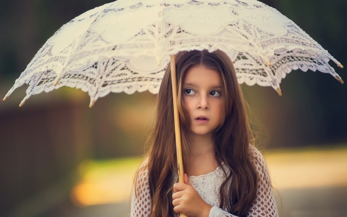 تسريحات الشعر-طفل واحد في القليل-الفتاة مع واحد في مظلة