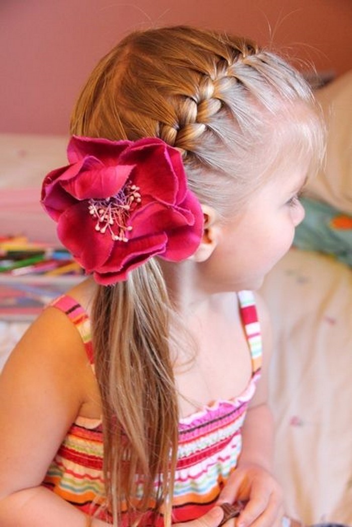 الطفل تسريحات الشعر واحد في الوردي زهرة ونوعها