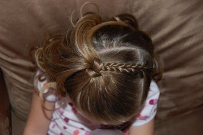 lapsi-kampaus-mielenkiintoinen-hiukset hiuskiehkuroita