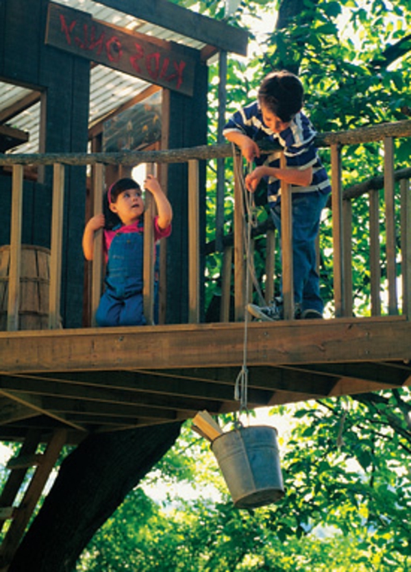 enfants-jeu-arbre-construction-auto-construction- avec un balcon