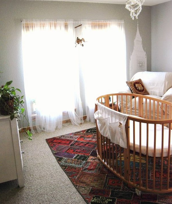 детска стая с кръгла килима в бебето - полилей и зелено растение