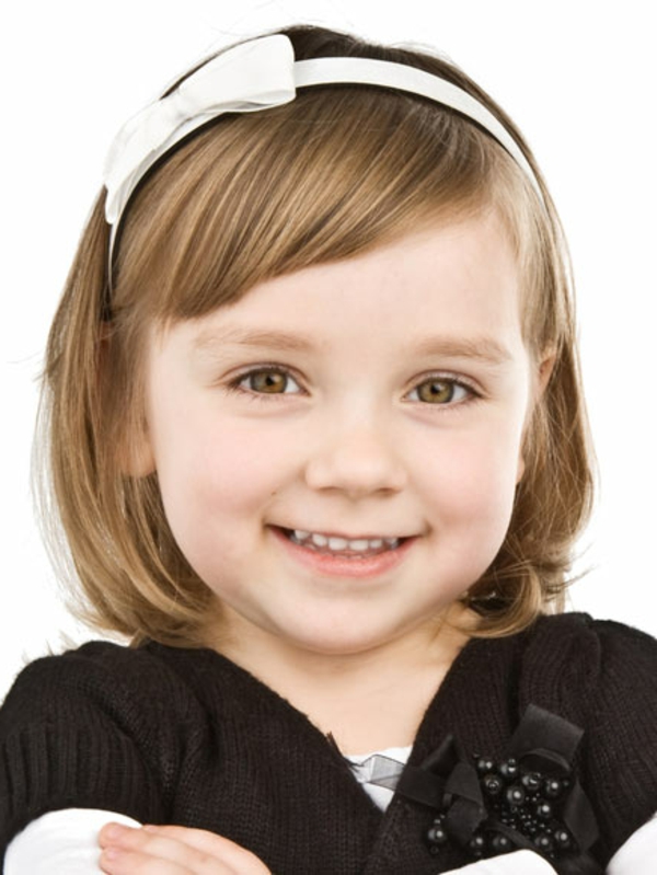 lasten kampaus-for-girl-hymyilevä-tyttö-jossa lyhyen hiukset kirkas