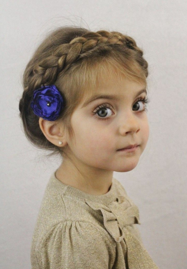 djeca frizure-za-djevojke-lijepom-pletenicu i ukrasne plavo-cvijet
