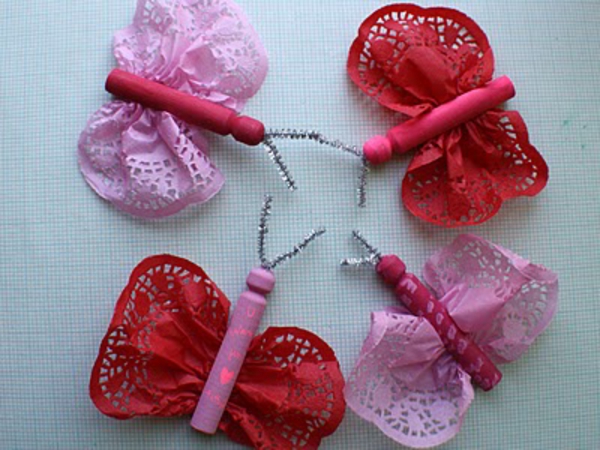 ideas de manualidades para jardín de infantes - mariposas en rosa y rojo - foto tomada desde arriba