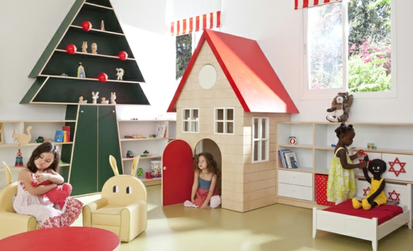 Vrtić-interijer-a-dijete-kuća-i-umjetna stabla