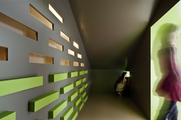 детска градина-интериор стена-екстравагантен-в-сив цвят-и-с-зелени акценти-