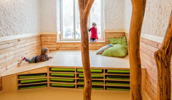 Vrtić-unutarnja-neobičan krevet od drva