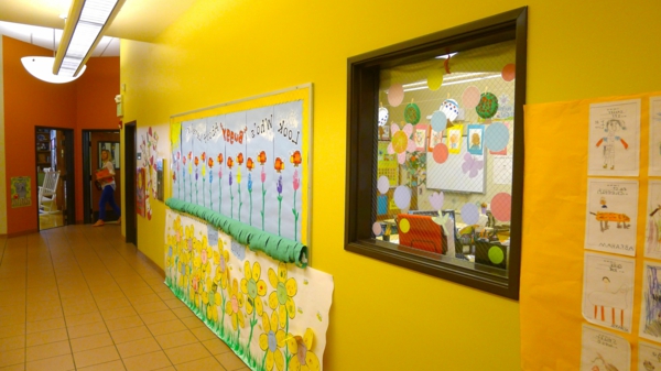 детска-интериор жълто-стена в коридор