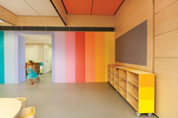 детска градина-интериор-жълто-кабинет с рафтове--и-стена до цветни линии